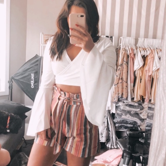 NWOT CROP TOP FLUTTER SLEEVE - MEDIUM OR LARGE - Picture 4 of 7